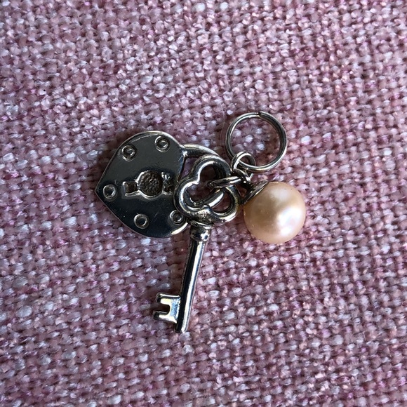 Vantel Pearls "Key to My Heart" Charm - Picture 8 of 9